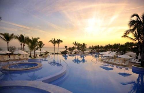 Pueblo Bonito Emerald Bay Owner Master Suite 1BR2B, REQUEST- see by Clay & Lisa