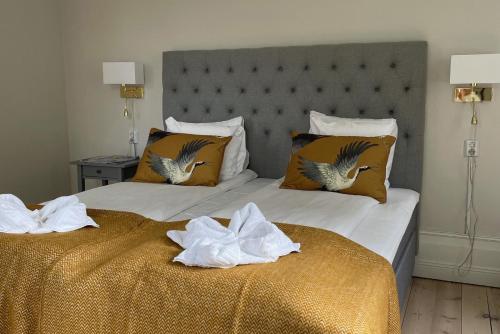 1 double bed, 1 twin bed