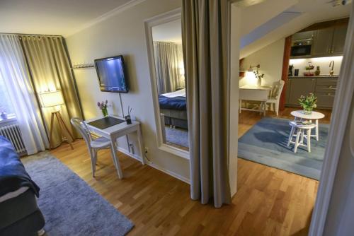 1 queen bed, 1 twin bed, 1 sofa bed