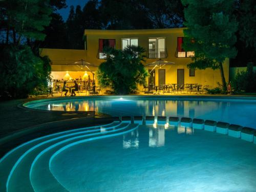 Residence with swimming pool close to the sea