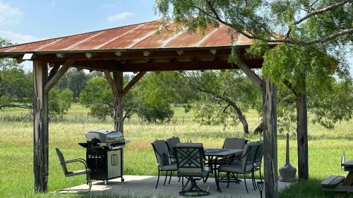 Gateway Gathering - Cabin in Luckenbach, USA