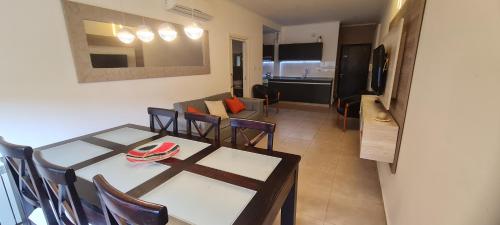 Amplio departamento frente al lago-seguridad 24hs in 비야 카를로스 파스