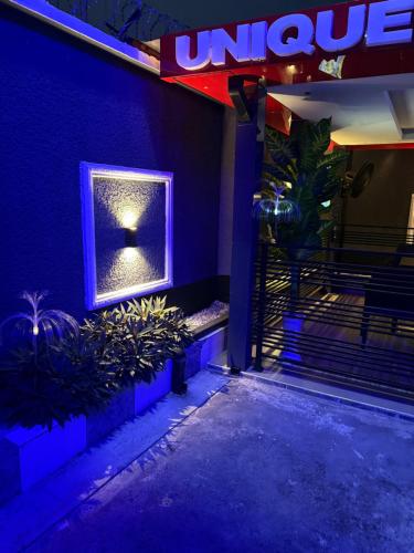 Unique CityLife Hotel in อูโย