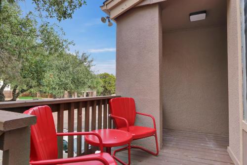 Groovy Getaway in Canyon Lake, USA