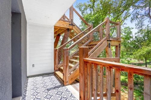 Happiness Ranch - Cypress Tree House in Blanco, USA