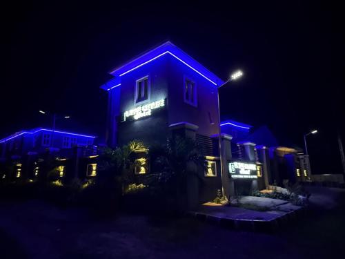 Unique CityLife Hotel in อูโย