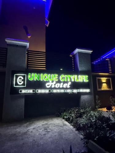 Unique CityLife Hotel in อูโย