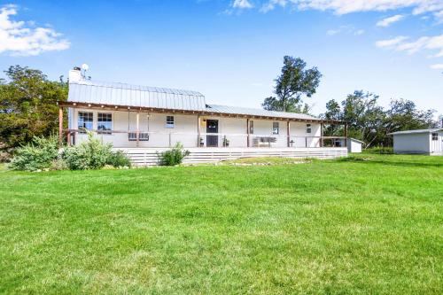 Happiness Ranch - Pecan Tree House in Blanco, USA