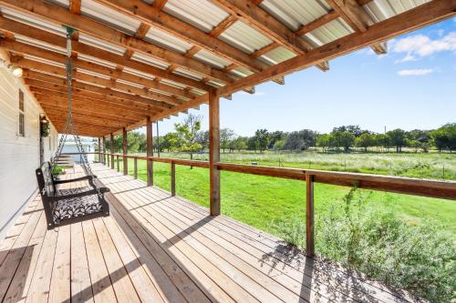 Happiness Ranch - Pecan Tree House in Blanco (TX)