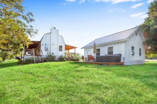 Happiness Ranch - Pecan Tree House in Blanco (TX)