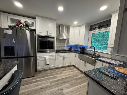 Super Comfy 3 BR Home Sleeps 8 in Doraville