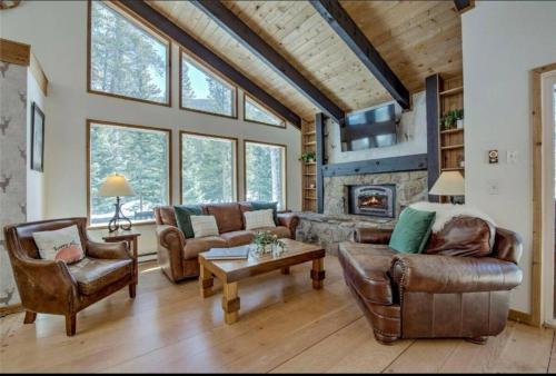 4-Bedroom House in Breckenridge-HotTub-Game Room! – khách sạn tại Sông Blue