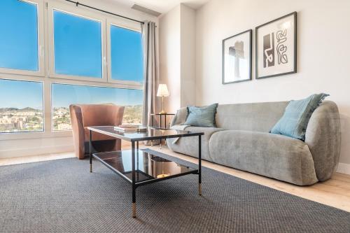 Bright 24th Floor Apartment, Pool & Gym REMS