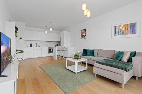 Stylish 19th-Floor Klingerka Apartment with Stunning Castle Views & Free Parking, Братислава