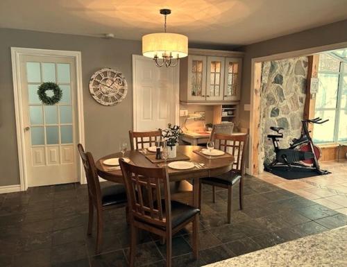 Iekārtas, Riverside Retreat with Hot Tub in Walkerton (ON)