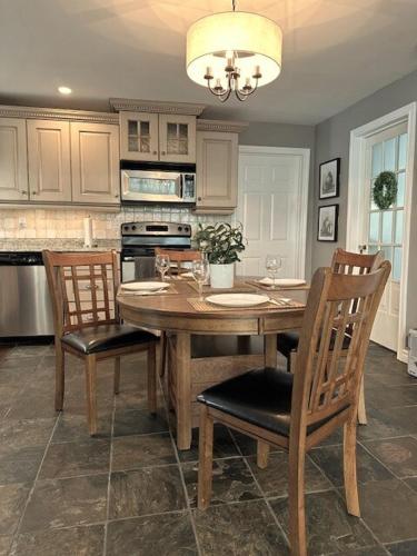 Iekārtas, Riverside Retreat with Hot Tub in Walkerton (ON)