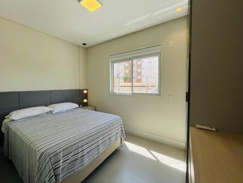 Residencial Cayman - Apartamento espaçoso a apenas 3 minutos da Praia de Palmas com ar-condicionado em todos os cômodos e sacada com vista para a rua. - image 5