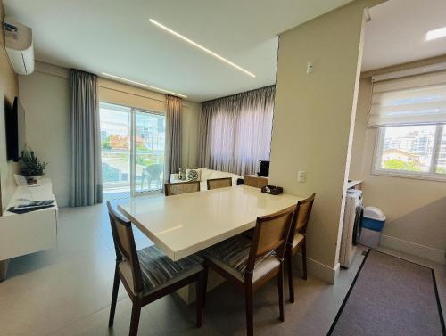 Residencial Cayman - Apartamento espaçoso a apenas 3 minutos da Praia de Palmas com ar-condicionado em todos os cômodos e sacada com vista para a rua. - image 2