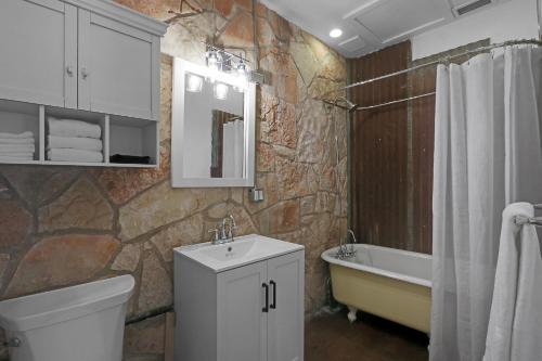 Milk Bath Springs Cottage in Dripping Springs, USA