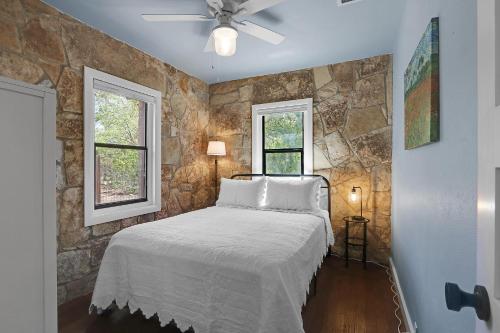 Milk Bath Springs Cottage in Dripping Springs, USA