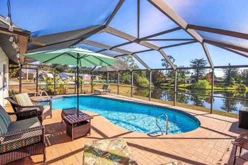Spacious lakefront pool home in North Fort Myers in 北邁爾斯堡
