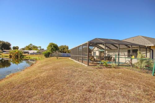 Spacious lakefront pool home in North Fort Myers in 北邁爾斯堡