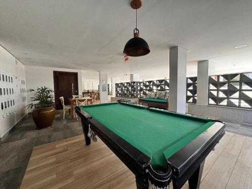 Plazza de Palmas - Apartamento mobiliado e equipado na Praia de Palmas em condomínio com área de lazer completa. - image 2