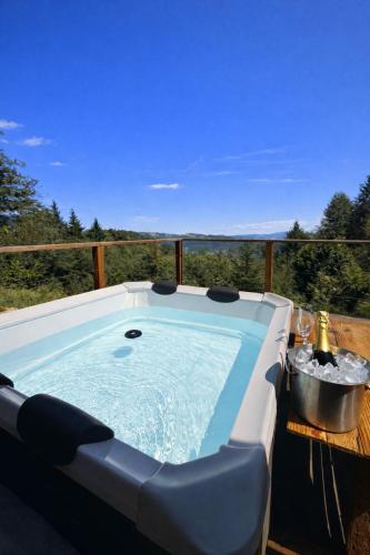 Juralodgespa Chalet isolé avec jacuzzi in Boncourt, Schweiz