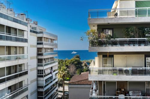 Athenean Modern Escape near Marina Floisvos, Atene