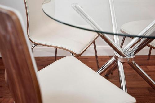 Stunning Dock Views Canary Wharf Retreat - image 9