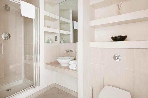 Stunning Dock Views Canary Wharf Retreat - image 3