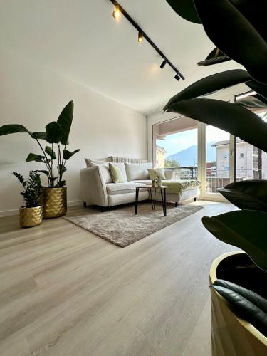 Garden apartment, 5 minutes to Lake Maggiore, near Locarno, Private parking lot – khách sạn tại Minusio
