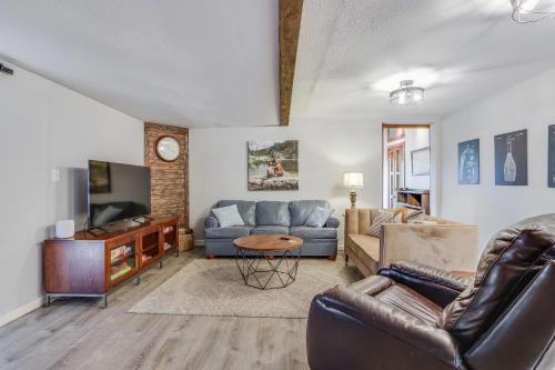 Bungalow on the Bluff in Fischer, USA