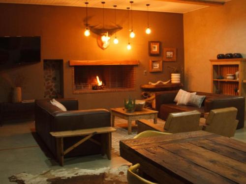 Koplietošanas atpūtas telpa ar TV, Stroomrivier Lodge in Koster