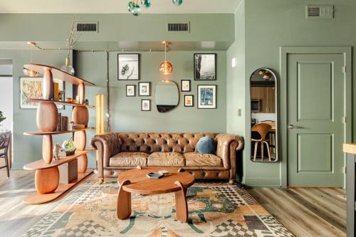 Sleek Cherry Creek Studio - Hot Tub & Free Parking – khách sạn tại Lạch Cherry