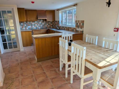 Superb 6 bedroom Stratford St Andrew in Stratford St. Andrew