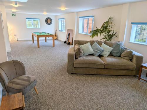 Superb 6 bedroom Stratford St Andrew in Stratford St. Andrew