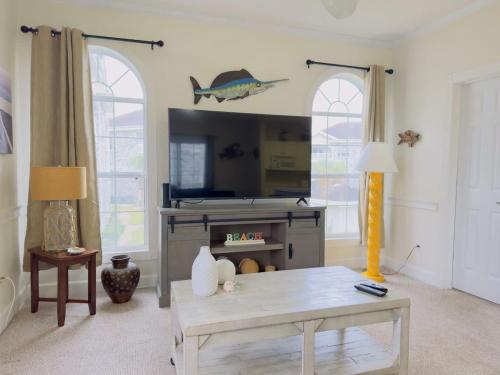 Cozy 1BR Getaway with King Bed Near Beach - image 5