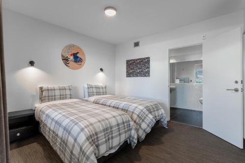 Lakeview Apartment Walk to Town 2 Bed 2 Bath & Parking - image 11