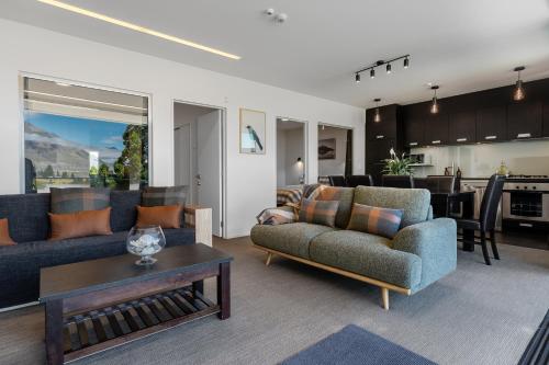 Lakeview Apartment Walk to Town 2 Bed 2 Bath & Parking - image 8