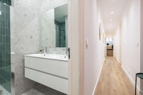 Modern Central 4 Bedroom Haven Sleeps 10 - main image
