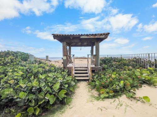 Haudimar Beach Apt Ocean Front With Parking in San Antonio (PR)