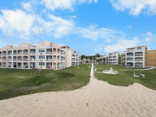Haudimar Beach Apt Ocean Front With Parking in San Antonio (PR)