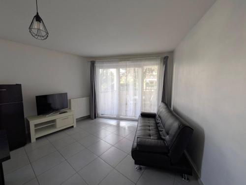 Non-smoking, Modern apartment with parking, close to the beach & train