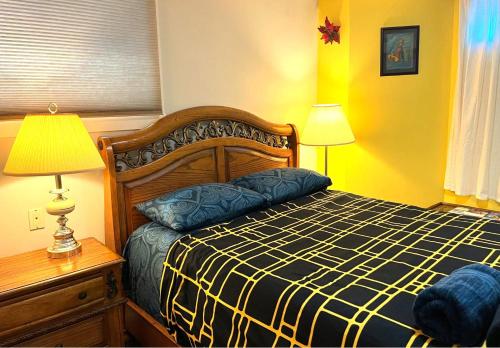 Lovely comfy home private bath in central Calgary Room Type - Deluxe Queen Room