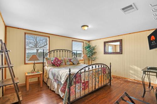 Lighthouse Hill Ranch - Grey House in Johnson City, USA