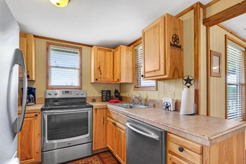 Lighthouse Hill Ranch - Grey House in Johnson City (TX)