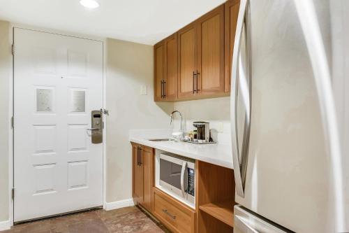 Kitchen, Hilton Phoenix Tapatio Cliffs Resort in North Phoenix