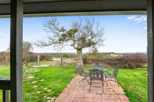 Lighthouse Hill Ranch - Grey House in Johnson City (TX)
