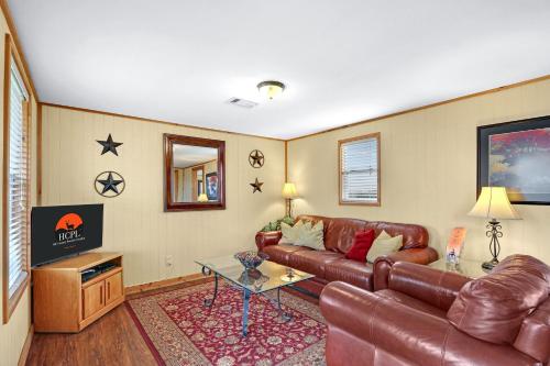 Lighthouse Hill Ranch - Grey House in Johnson City (TX)